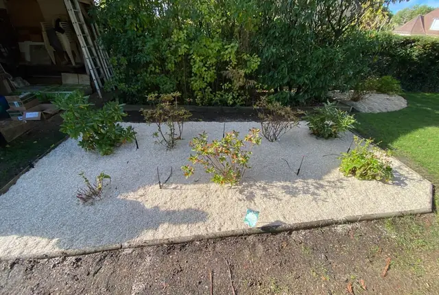 Massif paillé au chanvre avec micro-asperseurs sur piquets après installation