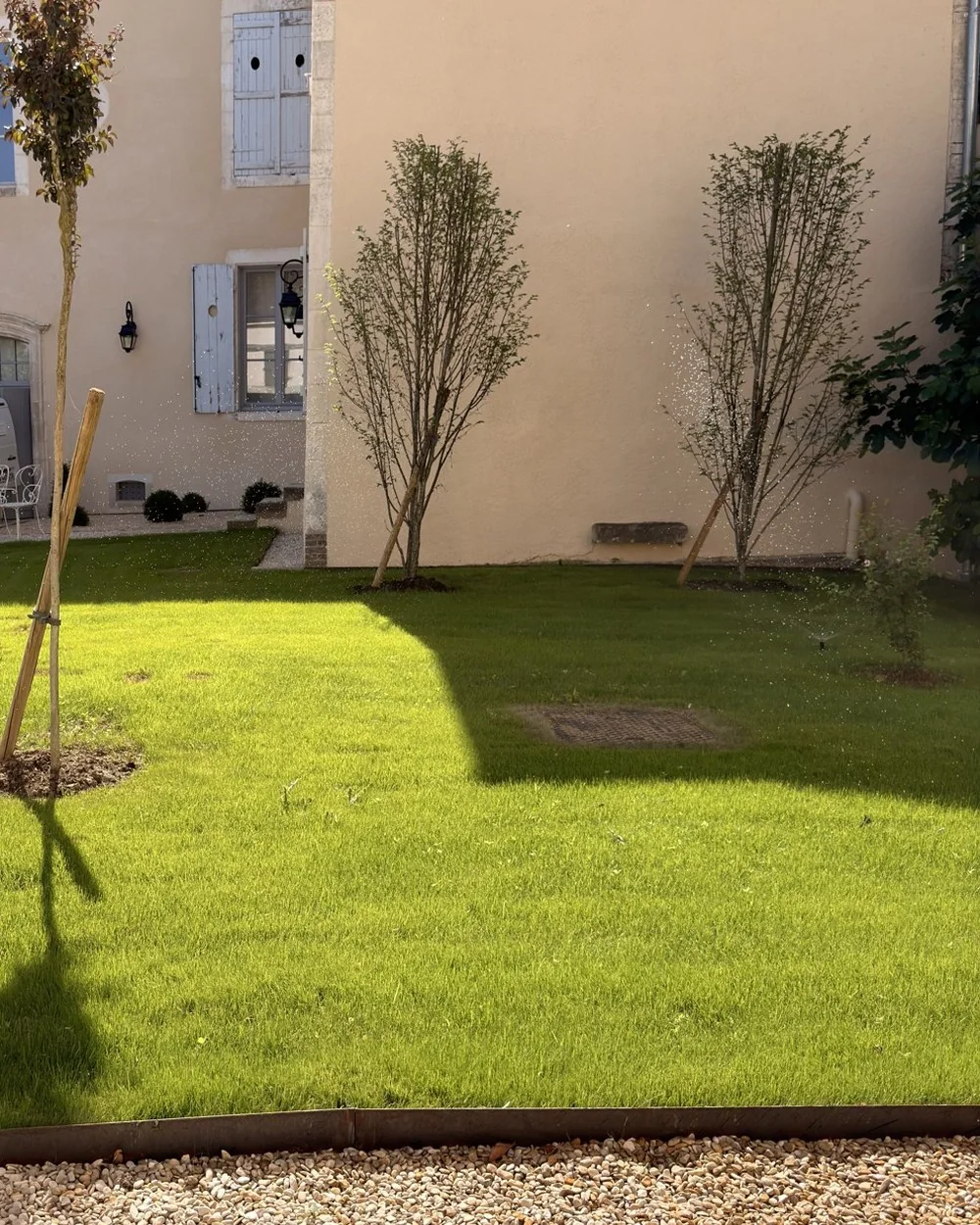 Après : Devant la maison de maître — du sol nu au gazon