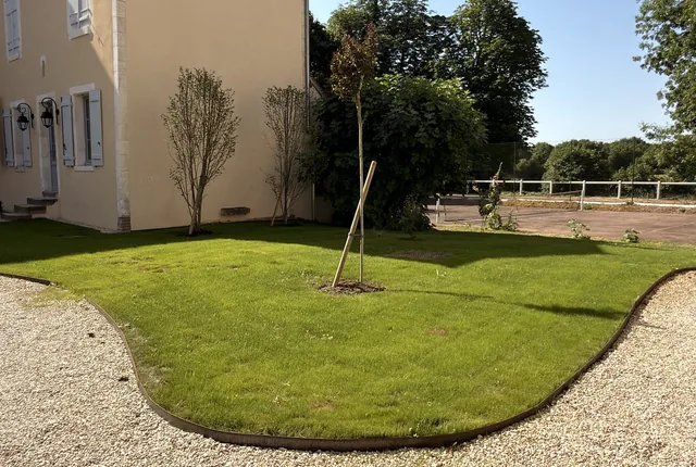 Jardin créé pour une propriété de caractère dans l’Yonne : pelouse, massifs, arbres et arrosage automatique