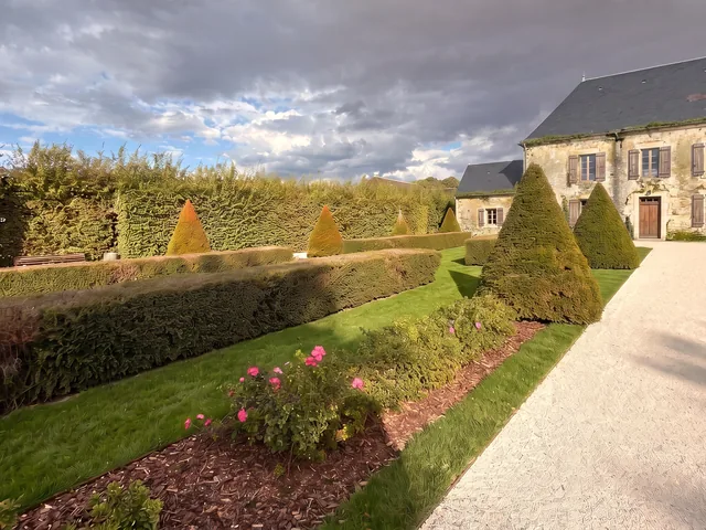 Entretien d’une propriété de l’Yonne plantée d’ifs : haies d’if dressées, sujets taillés en pyramides et en cônes, massif de rosiers